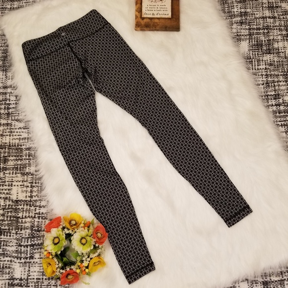 🌻🌺🌻LULULEMON GEOMETRIC WUNDER UNDER LEGGINGS!! - Picture 3 of 8